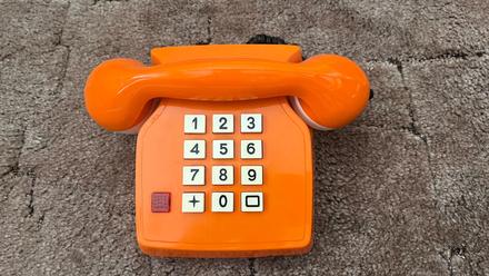 Retro tlačitkový detský telefón,