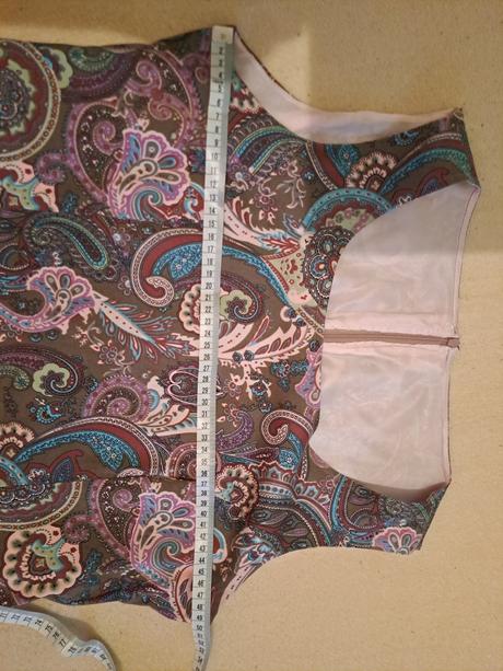 Šaty bez rukávov, 42