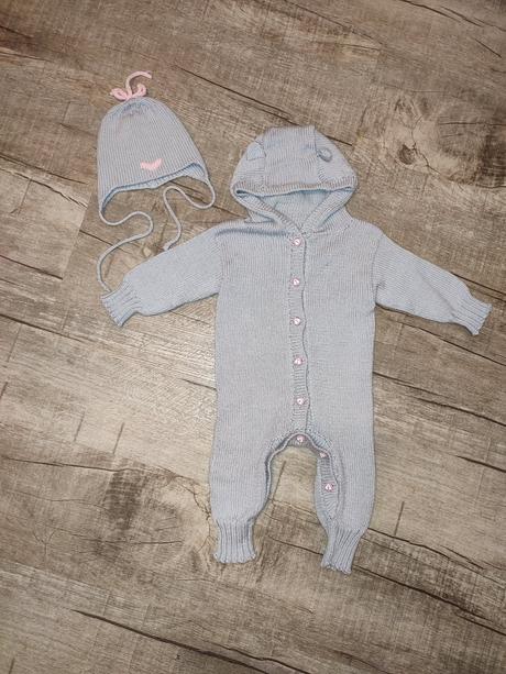 Svetríkový overal s čiapkou, 62