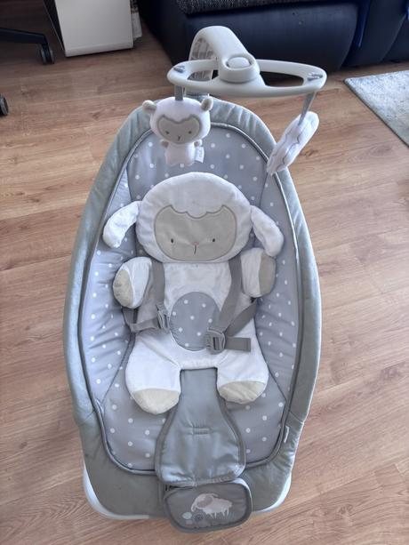 Ingenuity hojdačka vibrujúca s melódiou cuddle lam, 