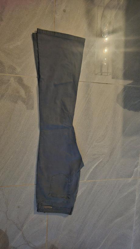 Rozšírené zvonové čierne rifle, esprit,38