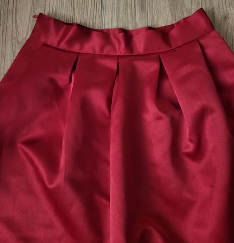 Saténová sukňa, 140