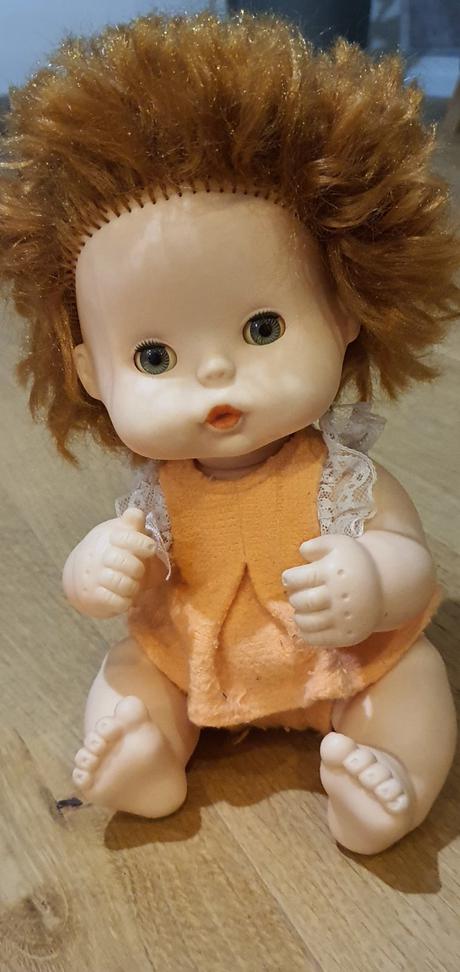 Babika babatko mrkajuca s postelnymi oblieckami., 