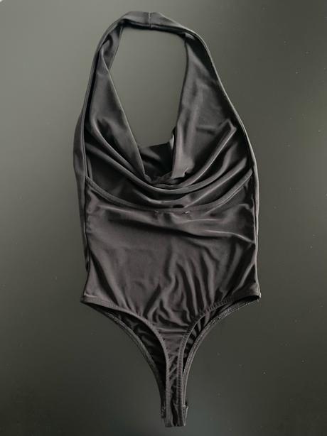 Halterneck body s padavým nariaseným výstrihom, bershka,xs