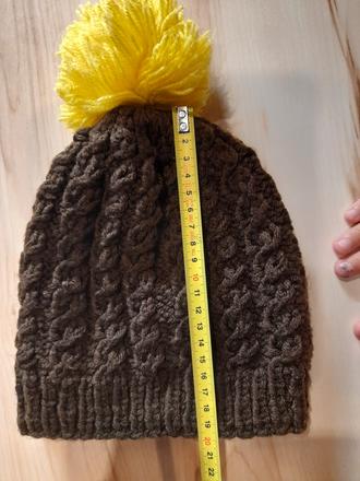 Hnedá čiapka s brmbolcom, 110