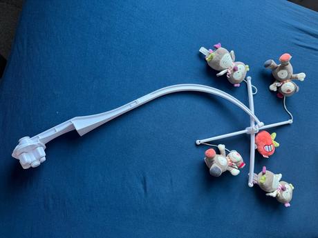 Krásny detsky kolotoč nad postieľku,