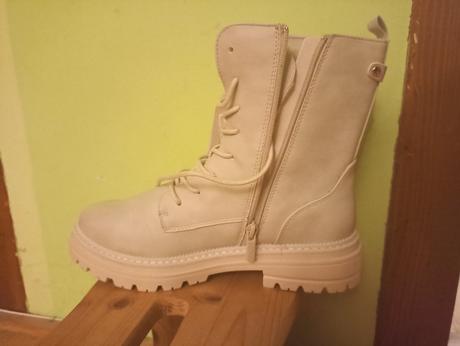 Šnurovacie členkové čižmy nové, mustang,38