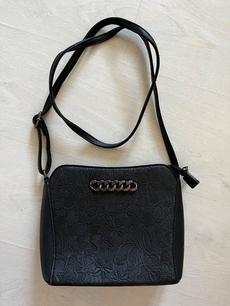 Cierna crossbody kabelka, 