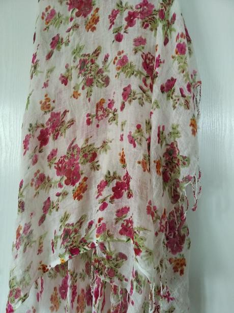 Kvietkovaný šál na leto,