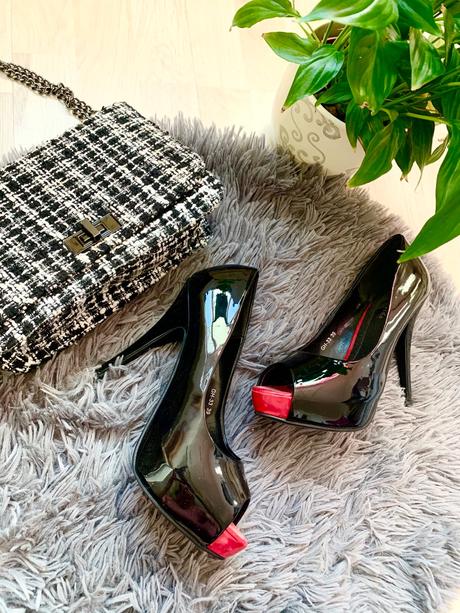 Lakované čierne lodička s červenou špičkou, 39