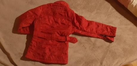 Tmavo cerveny kabát, 98