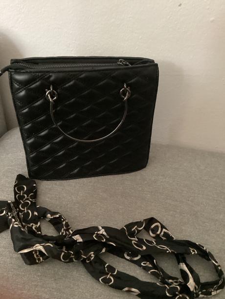 Kabelka s poškodením,