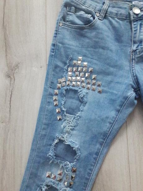 Potrhané štýlové rifle, m