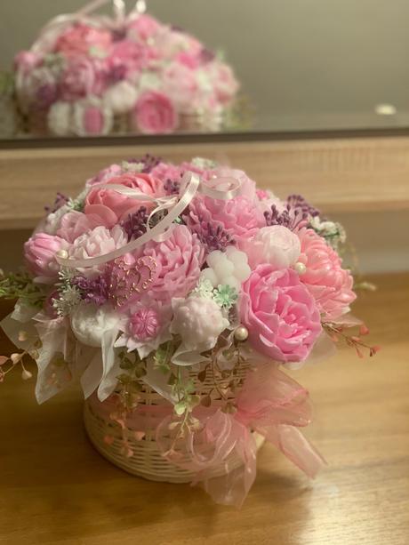 Veľká mydlova kytica v pletenom priborniku, 