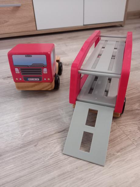 Drevené nákladné auto,