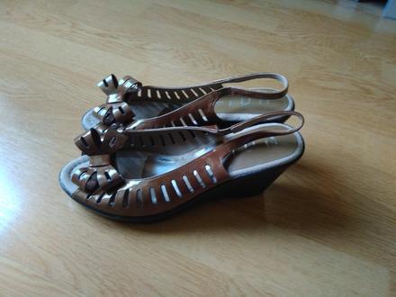 Zaujímavé nenosené sandálky, 37