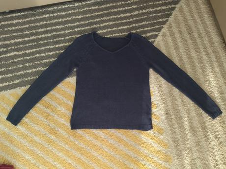 Tmavomodrý svetrik, s