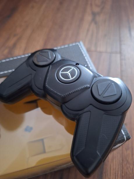 Auto mercedes na ovladanie, 