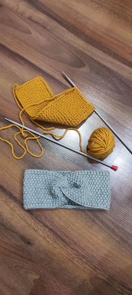 Sivá pletená čelenka, 