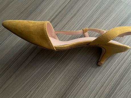 Žlté poltopánky, 36