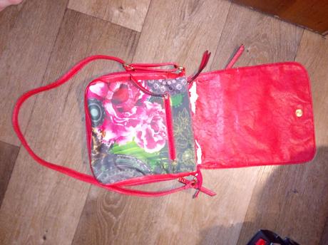 Krásna červená kvetinová crossbody kabelka,