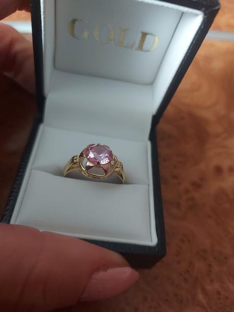 Zlatý prsteň s ružínom, 