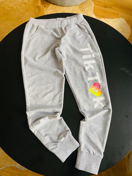 Dievčenské tepláky, 146