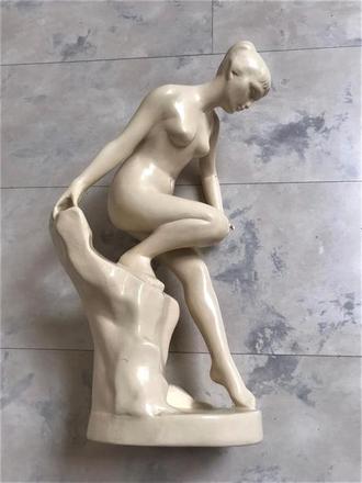 Stará porcelánová soška,