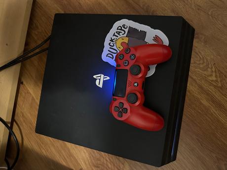 Playstation 4 pro + ovládač, 