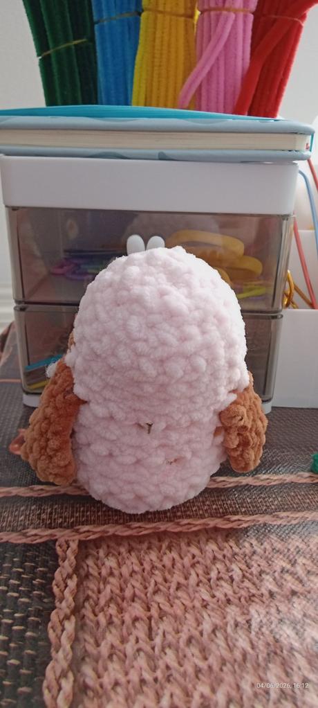 Hnedo ružová uháčkovaná sova, 