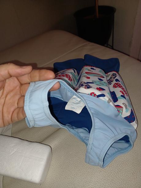 Plavky so záchrannou vestou spolu,