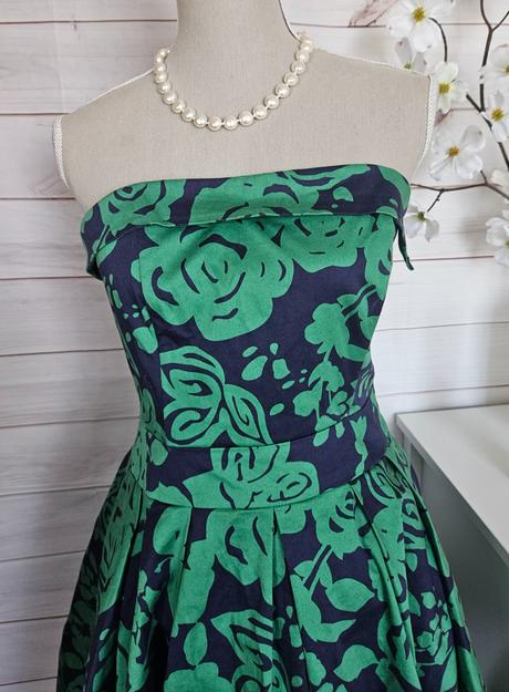 Krásne bohaté šaty atmosphere, m