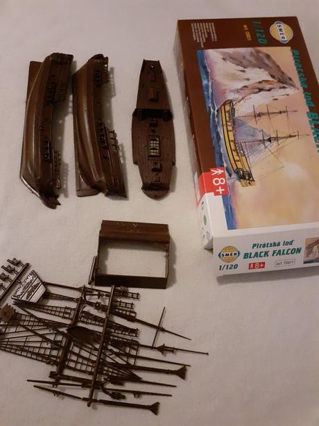 Plastikový model lode black falcon, 