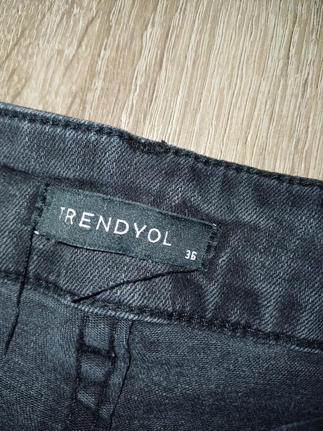 Čierne rifle s vysokým pásom, 36