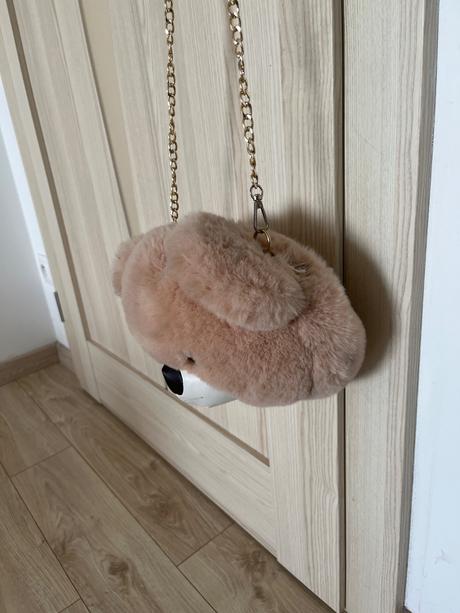 Kabelka macko na zlatej retiazke,