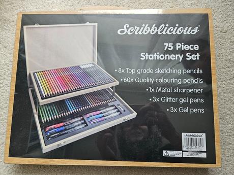 Sada farbiciek a pier v kufriku, 