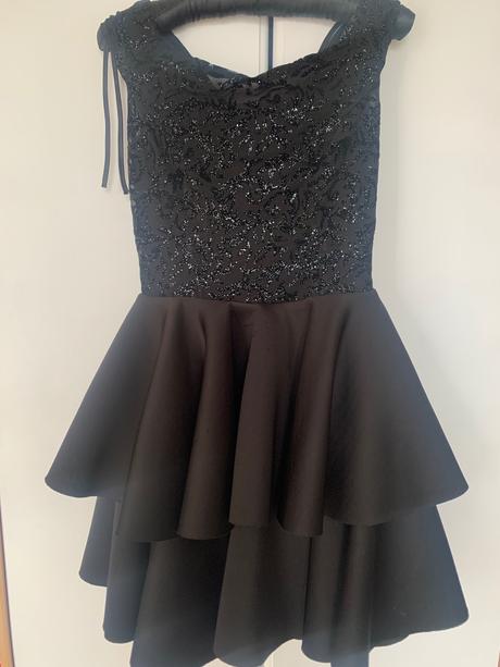 Slávnostne čierne šaty, 34