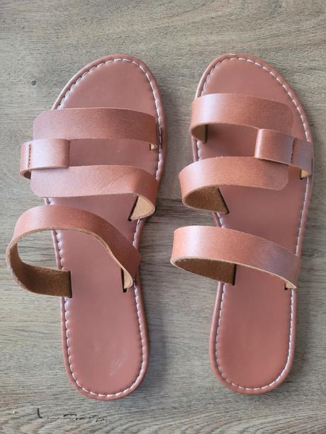 Nové sandaly, 40
