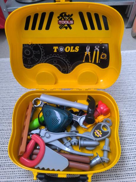 Kufrík s naradim autobus, 