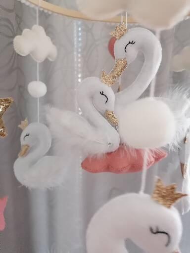 Kolotoč nad postieľku,