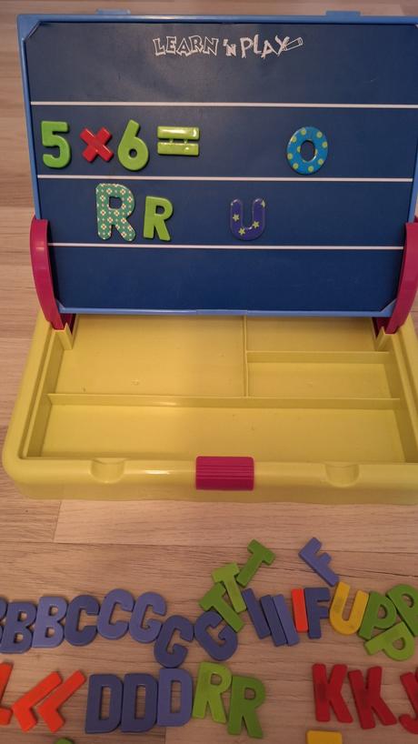 Magnetická tabuľa s pismenami, 