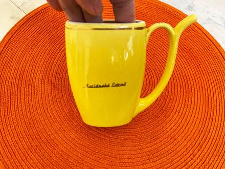 Porcelánová šálka s náustkom,