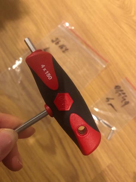 Kluc na nastavenie pritlaku na plastovych oknach,