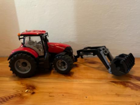 Bruder traktor s predným nakladačom, 