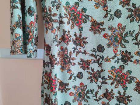 Pekné doma šité šaty, 38