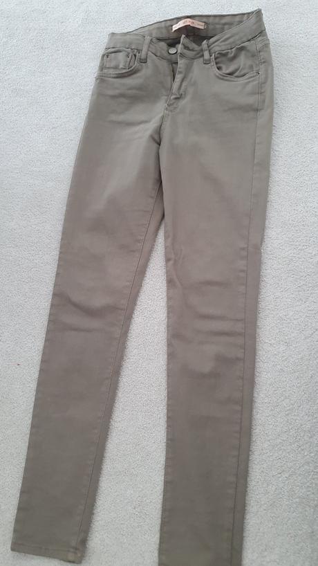 Olivové nohavice, 36