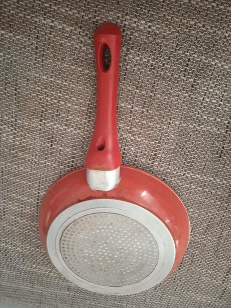 Panvica pouzivana, poškriabaná, 