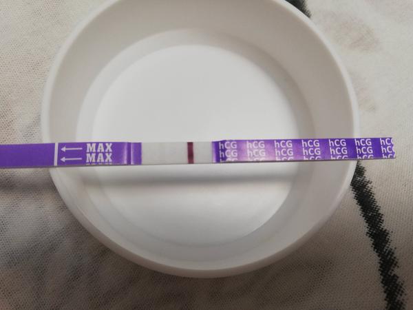 Druhá čiarka je slabšia, ale je tam