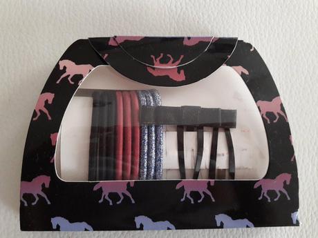 Gumičky a sponky v papierovej kabelke,