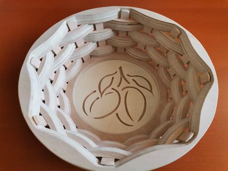 Drevený košík s motívom sliviek, 